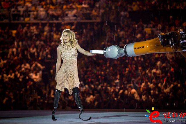 3D打印服裝_殘奧會(huì)開(kāi)幕式之星Amy Purdy的3D打印連衣裙閃耀舞臺(tái) 3D打印服裝_殘奧會(huì)開(kāi)幕式之星Amy Purdy的3D打印連衣裙閃耀舞臺(tái)