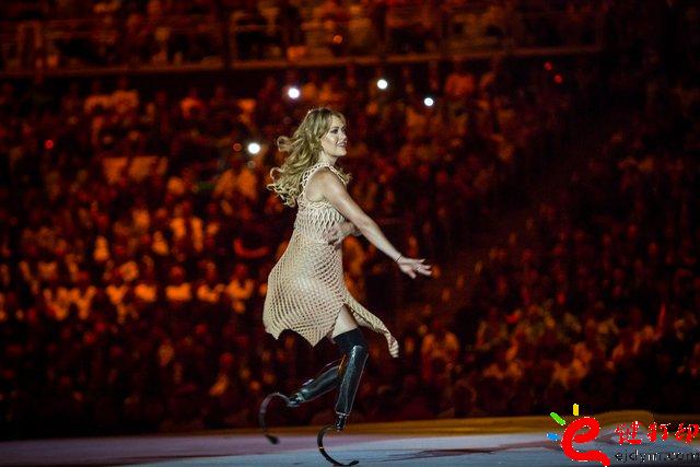 3D打印服裝_殘奧會(huì)開(kāi)幕式之星Amy Purdy的3D打印連衣裙閃耀舞臺(tái) 3D打印服裝_殘奧會(huì)開(kāi)幕式之星Amy Purdy的3D打印連衣裙閃耀舞臺(tái)