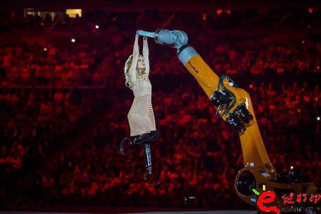 3D打印服裝_殘奧會(huì)開(kāi)幕式之星Amy Purdy的3D打印連衣裙閃耀舞臺(tái) 3D打印服裝_殘奧會(huì)開(kāi)幕式之星Amy Purdy的3D打印連衣裙閃耀舞臺(tái)